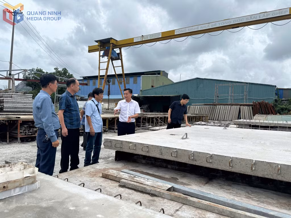 Ban Tổ chức hội thi Sáng tạo kỹ thuật tỉnh Quảng Ninh lần thứ X (năm 2024 - 2025) khảo sát các đề tài, giải pháp tham gia. Ảnh: Cao Quỳnh