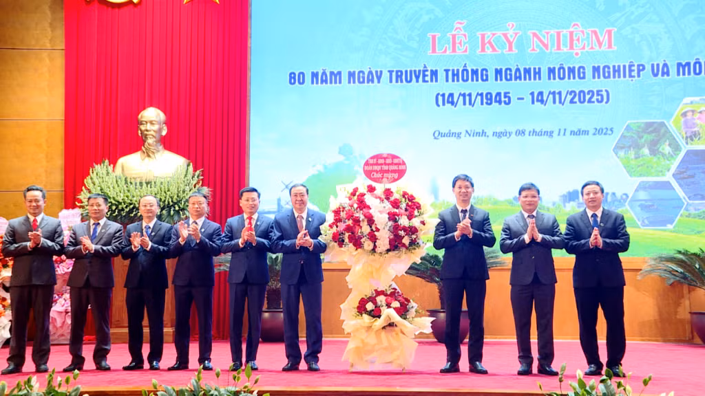 Các đồng chí lãnh đạo tỉnh tặng hoa chúc mừng Sở NN&MT tỉnh Quảng Ninh nhân kỷ niệm 80 năm ngày truyền thống.