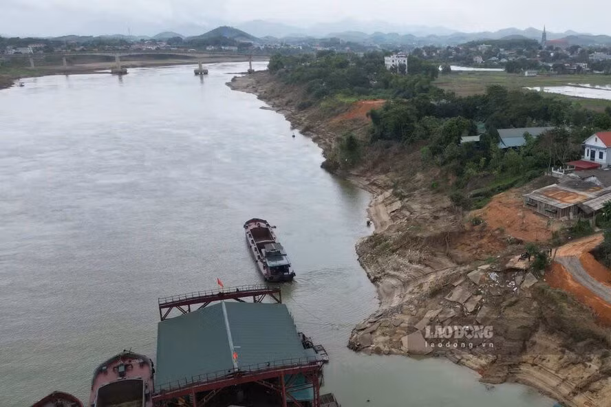 Sạt lở dài khoảng 1km gồm cả trên và dưới cầu sông Lô, dần "gặm nhấm" vào bờ tả sông. Ảnh: Tô Công.