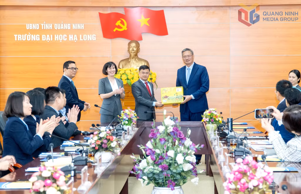 Đại diện phía Việt Nam tặng quà cho Đoàn đai biểu Trung Quốc.
