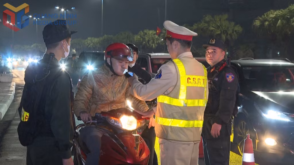 Lực lượng CSGT tăng cường tuần tra ban đêm và các điểm chưa được lắp đặt hệ thống camera giám sát để đảm bảo ATGT.