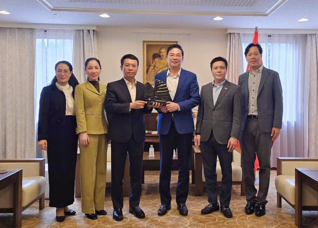 Đoàn Quảng Ninh thăm và tặng quà lưu niệm cho Đại sứ quán Việt Nam tại Nhật Bản. Ảnh: Sở VHTT&amp;DL Quảng Ninh cung cấp