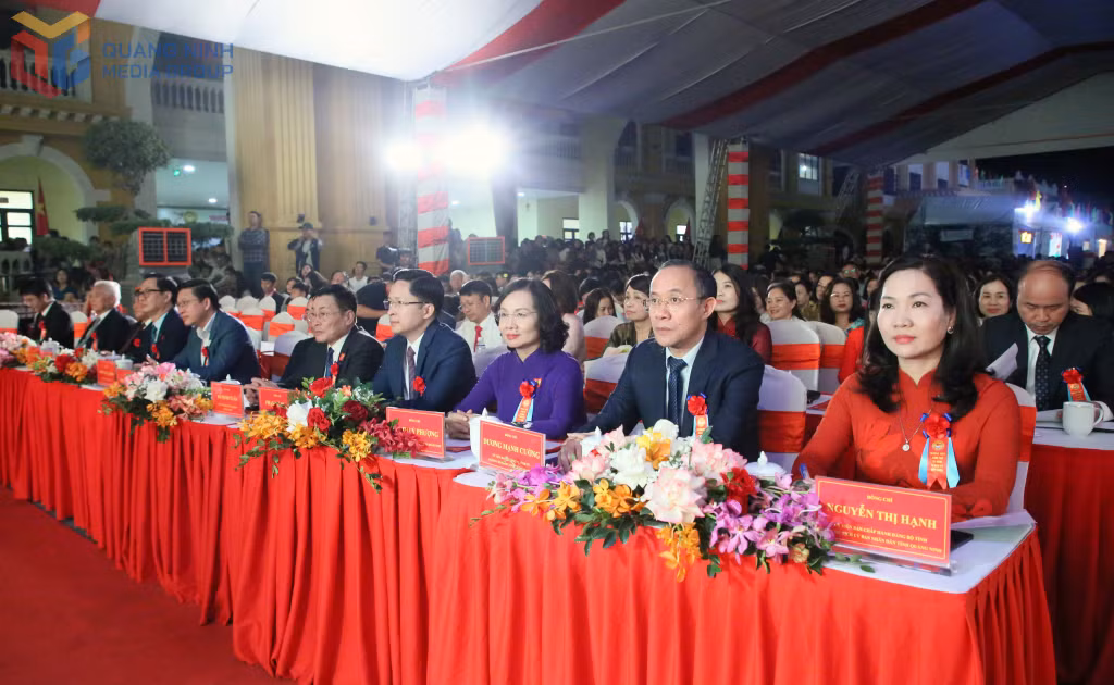 Các đại biểu dự lễ kỷ niệm 70 năm thành lập Trường THPT Cẩm Phả.