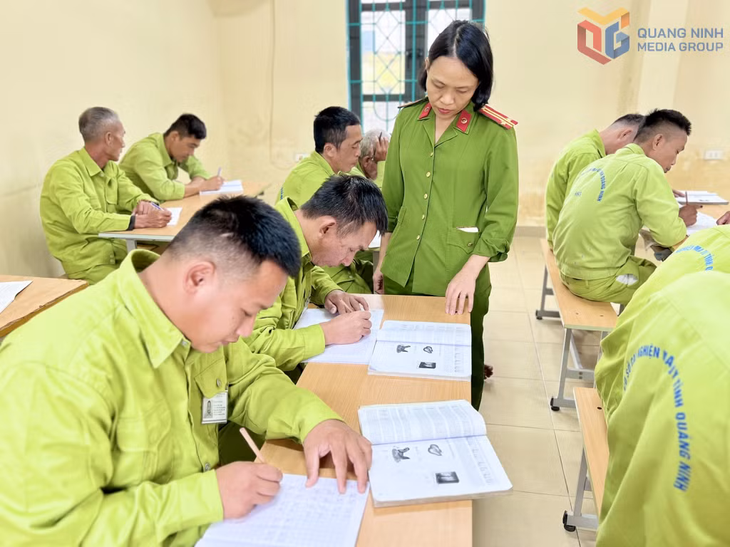 Lớp học có 2 giáo viên phụ trách, trong đó có một đồng chí là cán bộ của phòng Cảnh sát ĐTTP về ma túy, Công an tỉnh.