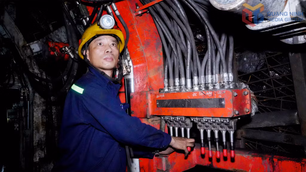 Công nhân vận hành giàn chống trong lò chợ, đảm bảo an toàn tuyệt đối và ổn định trong quá trình khai thác than.