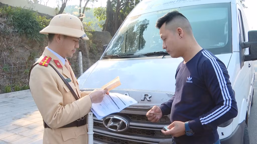 Bên cạnh việc phát huy hiệu quả của hệ thống camera giám sát giao thông, lực lượng CSGT cũng tiến hành tuần tra khép kín địa bàn để đảm bảo ATGT.