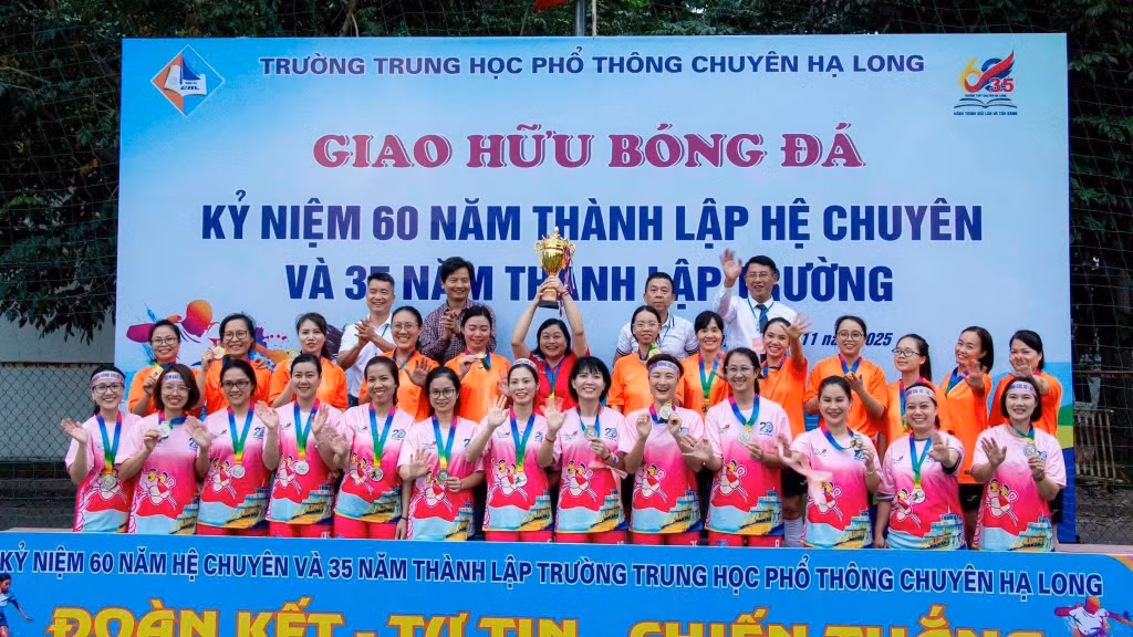 Nhiều hoạt động giao lưu văn nghệ, thể thao gắn kết giữa các thế hệ thầy cô và học sinh nhân dịp kỷ niệm 60 năm hệ chuyên Quảng Ninh và 35 năm thành lập trường THPT Chuyên Hạ Long.