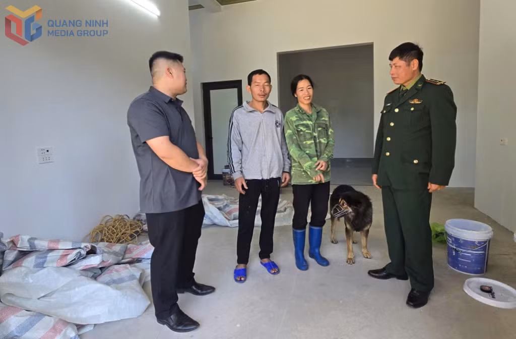 Gia đình ông Ngô Tiến Sơn, hộ cận nghèo của thôn Đồng Thanh, xã Hoành Mô chuẩn bị có nhà mới nhờ sờ sự hỗ trợ ngày công và kinh phí 100 triệu đồng của Đồn Biên phòng cửa khẩu Hoành Mô.