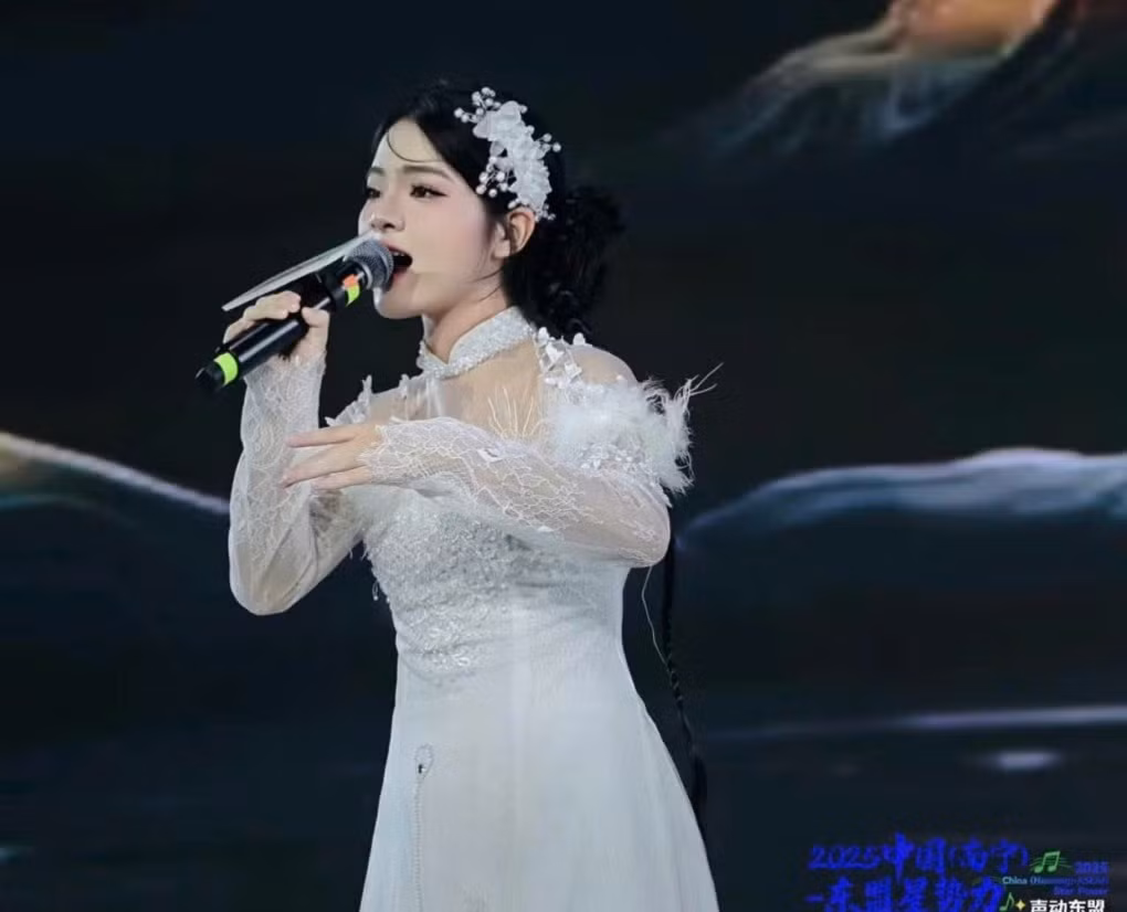 Thu An tại sân khấu cuộc thi. Ảnh do gia đình cung cấp.