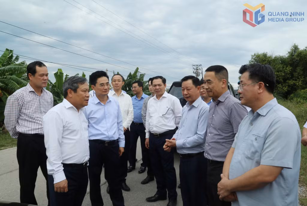 Đồng chí Bí thư Tỉnh ủy trao đổi với các sở, ngành và chủ đầu tư.