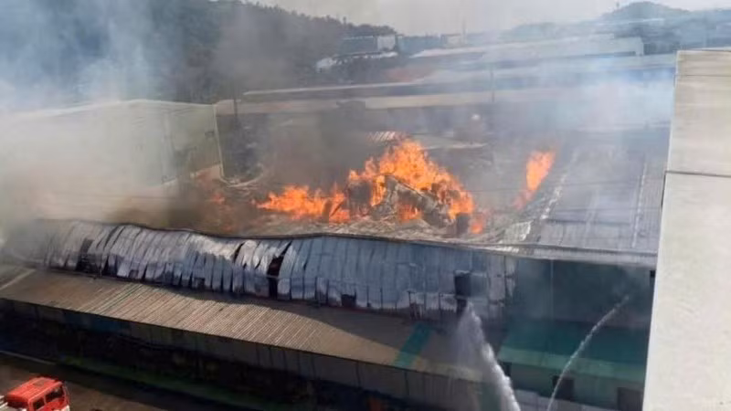 Hỏa hoạn khiến dãy nhà kho bị sập hoàn toàn.