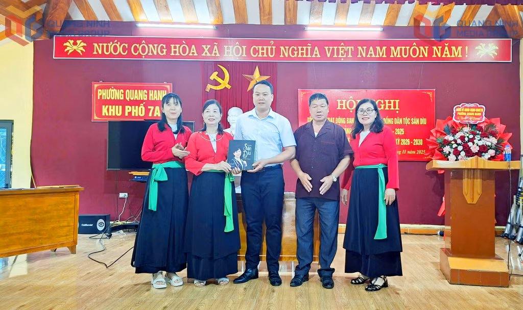 Ông Trần Quốc Hùng, Giám đốc Trung tâm Nghiên cứu, bảo tồn và phát triển văn hóa Sán Dìu Việt Nam, tặng ấn phẩm về dân tộc Sán Dìu cho đại diện Ban Liên lạc Quảng Ninh.
