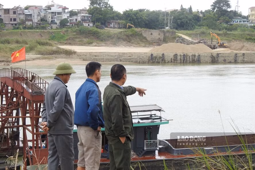 Người dân mong mỏi nhà nước sẽ sớm đầu tư xây dựng tuyến kè. Ảnh: Tô Công.