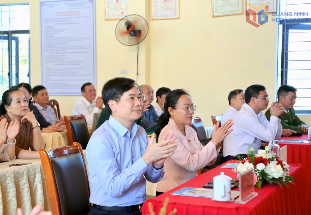 Các tiết mục văn nghệ được tất cả các vị đại biểu và các tầng lớp nhân dân chăm chú theo dõi và cổ vũ nhiệt thành.