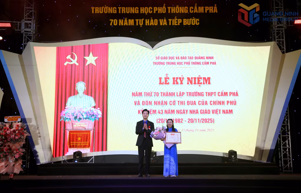 Đoàn Thanh niên Trường THPT Cẩm Phả được trao Bằng khen của Trung ương Đoàn.