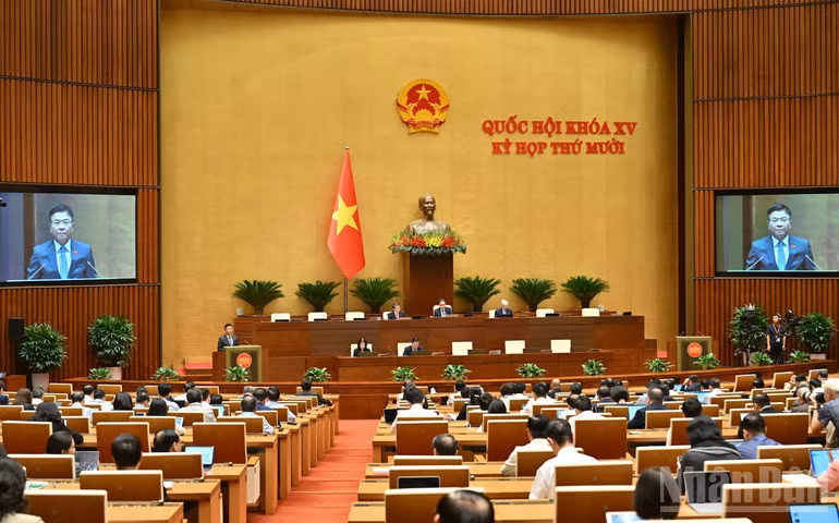 Phó Thủ tướng Lê Thành Long trình bày Báo cáo tóm tắt giải trình, tiếp thu, chỉnh lý dự thảo Nghị quyết về dự toán ngân sách Nhà nước năm 2026 trước khi Quốc hội biểu quyết thông qua. (Ảnh: DUY LINH)