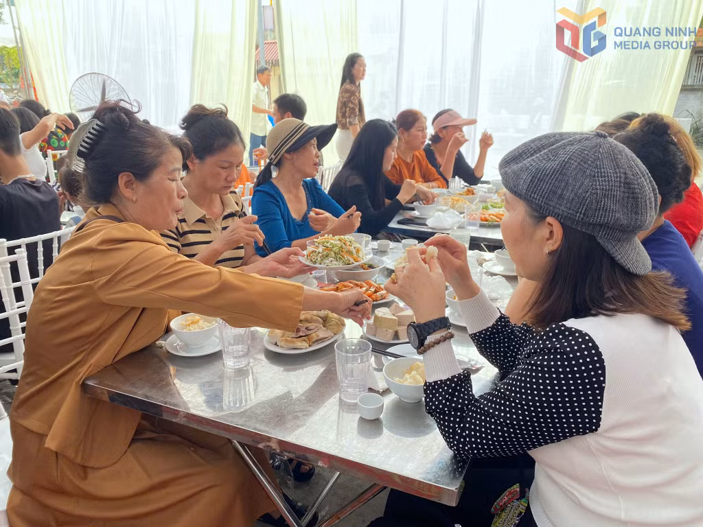 Một trong những nội dung không thể thiếu trong Ngày hội Đại đoàn kết toàn dân tộc là những bữa cơm kết đoàn.