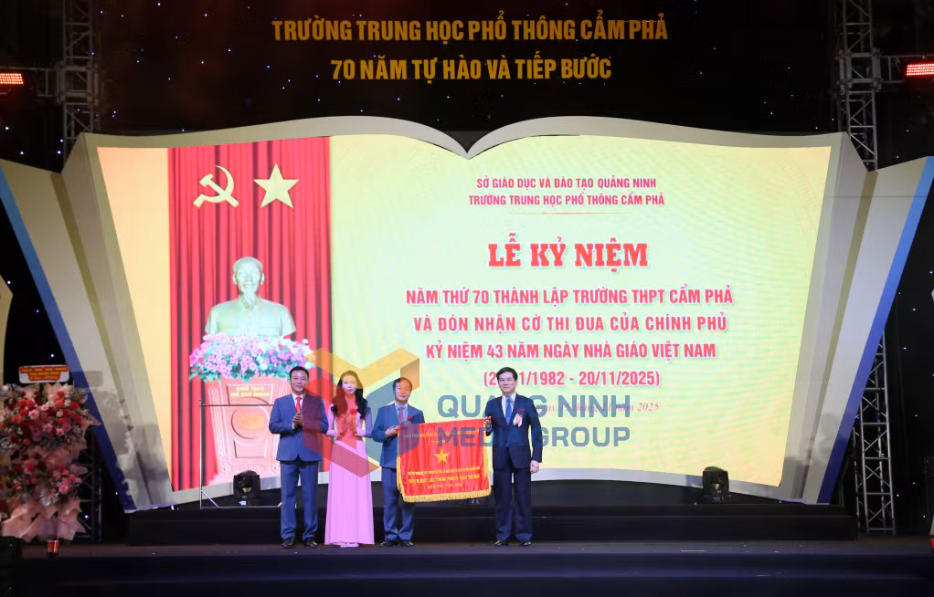 2025-11_Thừa uỷ quyền của Thủ tướng Chính phủ, đồng chí Vũ Quyết Tiến, Phó Bí thư Tỉnh ủy, Chủ tịch Ủy ban MTTQ Việt Nam tỉnh Quảng Ninh trao Cờ thi đua của Chính phủ cho Trường THPT Cẩm Phả. Ảnh: Minh Hà