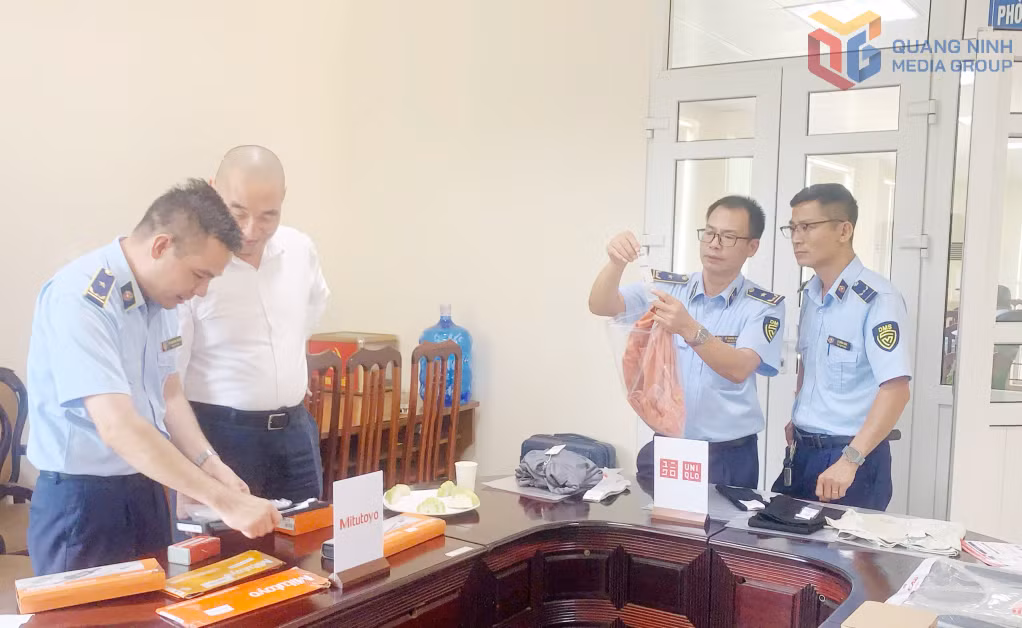 Cán bộ Chi cục QLTT tỉnh tham gia buổi tập huấn nhận biết hàng thật - hàng giả.