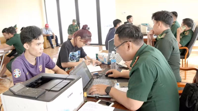 Bộ đội Biên phòng tỉnh Đồng Nai thực hiện các thủ tục đối với các công dân vừa tiếp nhận từ phía Campuchia.