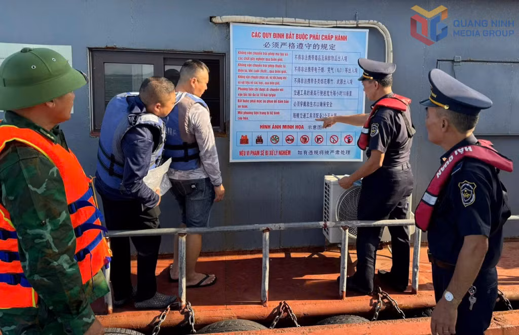 Lực lượng liên ngành phối hợp tuyên truyền, phổ biến pháp luật cho 100% thuyền trưởng và thuyền viên khi xuất nhập cảnh qua cảng Vạn Gia.