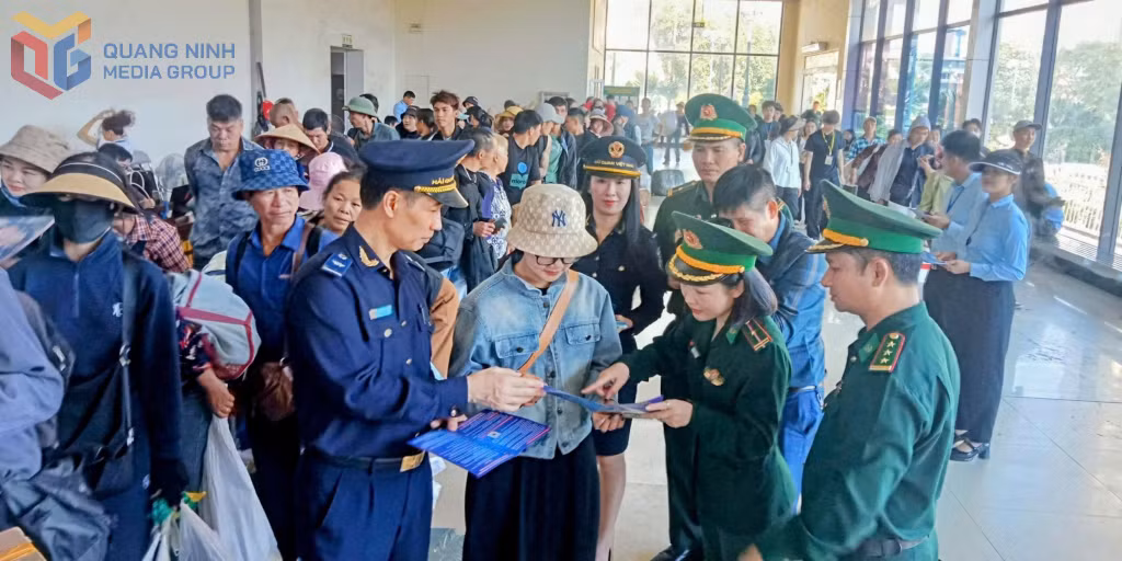 Lực lượng chức năng phối hợp tuyên truyền cho cư dân biên giới các quy định về hoạt động thương mại biên giới