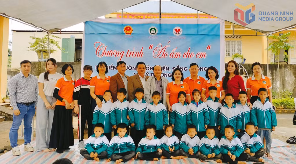 Hội Bảo trợ NKT-TMC tỉnh và CLB Thiện nguyện Nhân tâm Hạ Long trao tặng áo ấm cho các em học sinh hoàn cảnh khó khăn tại điểm trường Đồng Tiến và Đồng Loóng thuộc Trường Tiểu học - THCS Thanh Lâm (xã Kỳ Thượng).