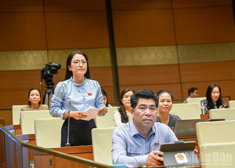 Đại biểu Trần Khánh Thu (Hưng Yên) phát biểu tại phiên thảo luận. (Ảnh: DUY LINH)