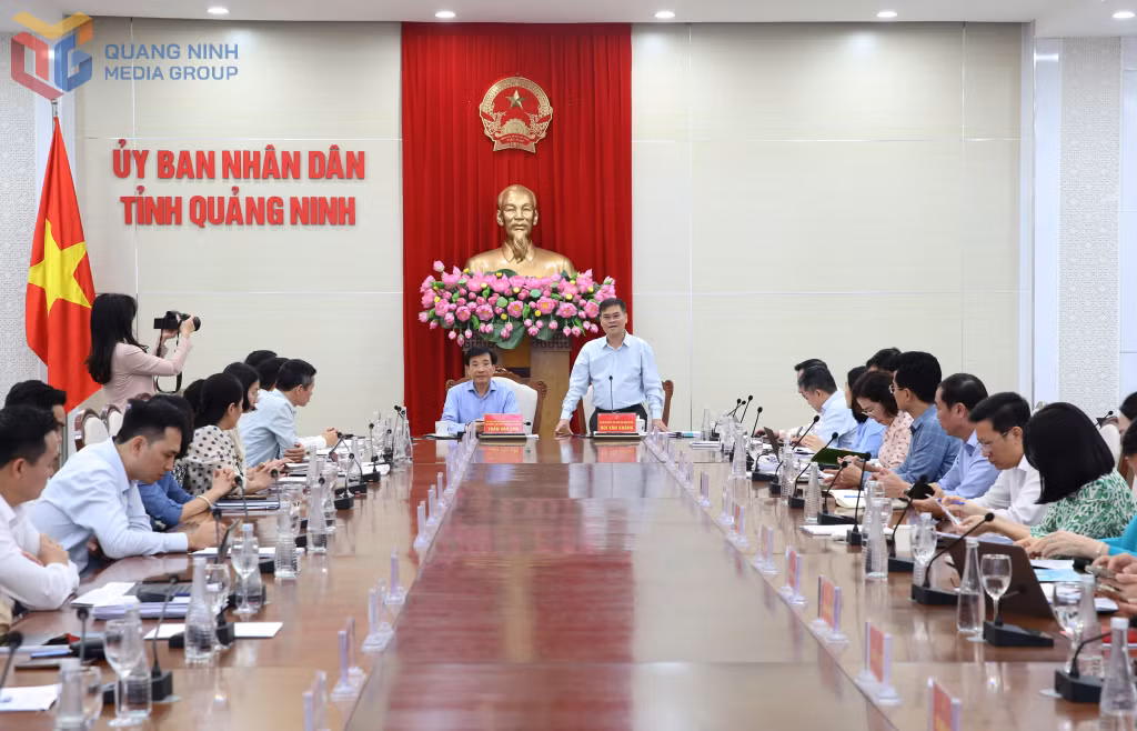 Đồng chí Bùi Văn Khắng, Phó Bí thư Tỉnh ủy, Chủ tịch UBND tỉnh phát biểu tại buổi làm việc.