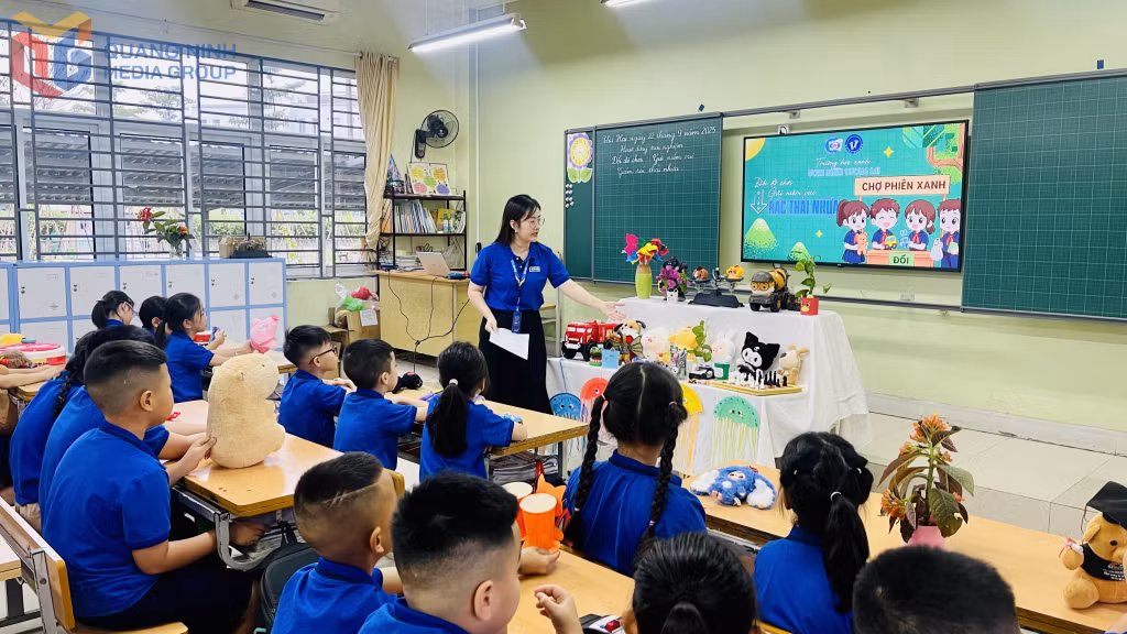 Buổi học kỹ năng sống với chủ đề Kỹ năng phân loại rác và các hành động tiết kiệm năng lượng, bảo vệ môi trường tại Trường TH-THCS-THPT Đoàn Thị Điểm (phường Cao Xanh).