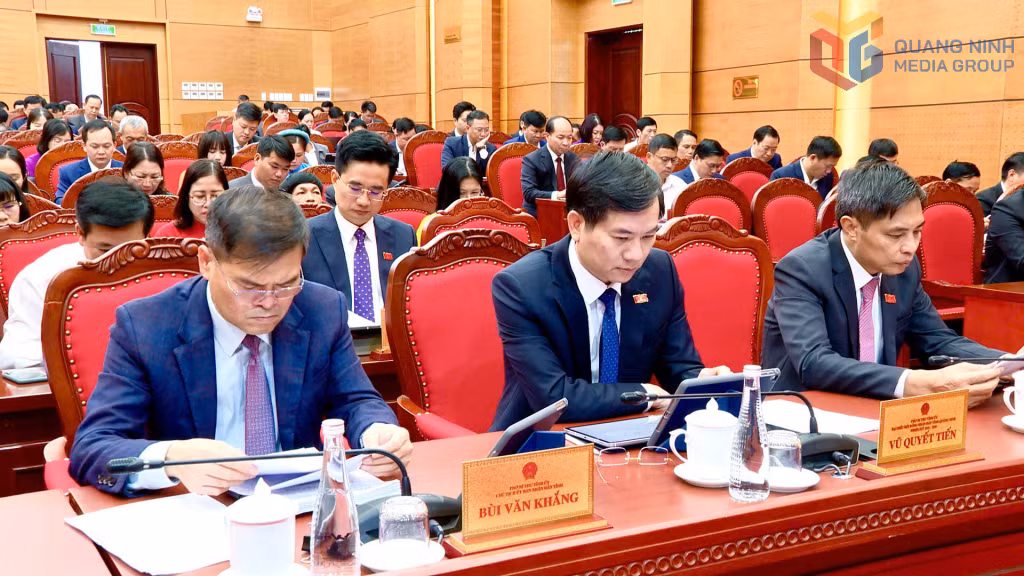 Các đồng chí lãnh đạo tỉnh tham dự kỳ họp.