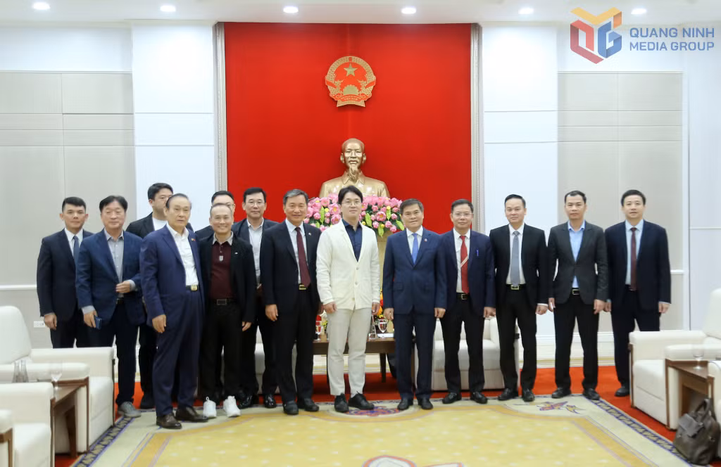 Chủ tịch UBND tỉnh cùng các lãnh đạo sở, ngành của tỉnh chụp ảnh lưu niệm cùng đoàn 