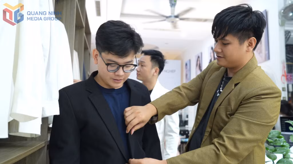 Nhà tài trợ hỗ trợ các thí sinh lựa chọn trang phục.