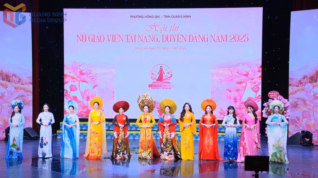 Các thí sinh trong phần thi trình diễn trang phục Áo dài truyền thống.