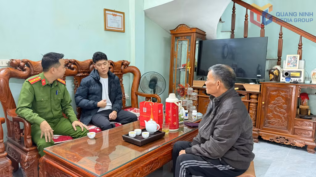 Cán bộ Công an phường Cao Xanh thăm và chia sẻ với gia đình em Lê Quang Đạt.
