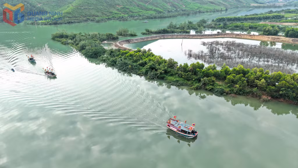 Tái hiện hành trình vượt biển của tổ tiên người Dao.