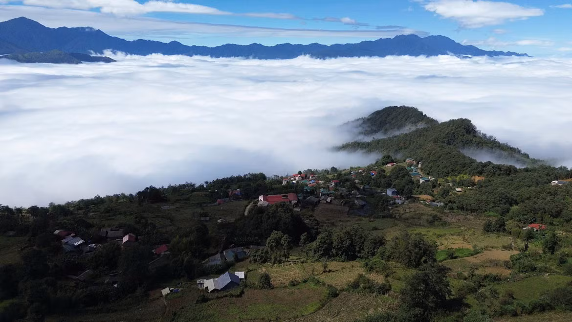 Chị Lý Thị Dở, một hộ dân làm homestay nhỏ cho biết - vài tuần gần đây, lượng khách tăng mạnh. Cuối tuần thường kín chỗ, nhiều nhóm phải sang ở các thôn lân cận rồi sáng sớm chạy lên săn mây. Đường khó nhưng ai cũng muốn đến đúng thời điểm mây đẹp. Ảnh: An Vi