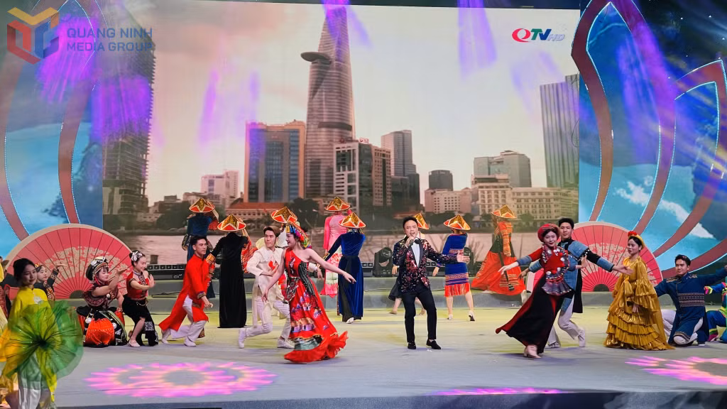Ca sĩ Tô Minh Thắng và nhóm múa Trường Đại học Hạ Long với màn khai từ "Một vòng Việt Nam".