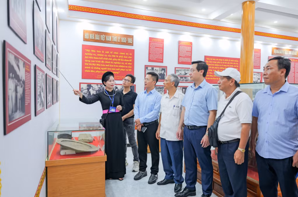 Đoàn Hội Nhà báo tỉnh Quảng Ninh “về nguồn” tìm hiểu Khu di tích Hội Nhà báo Việt Nam tại tỉnh Thái Nguyên nhân 100 năm Báo chí cách mạng Việt Nam.