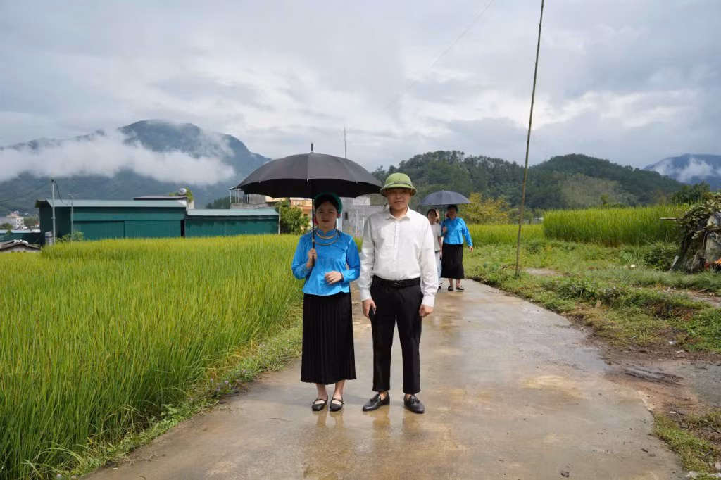 Cô dâu chú rể đến nhà bố mẹ nhận.