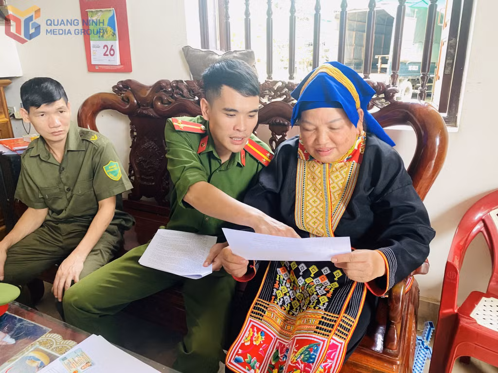 Cán bộ Công an xã Ba Chẽ hướng dẫn người dân kê khai thông tin phương tiện.