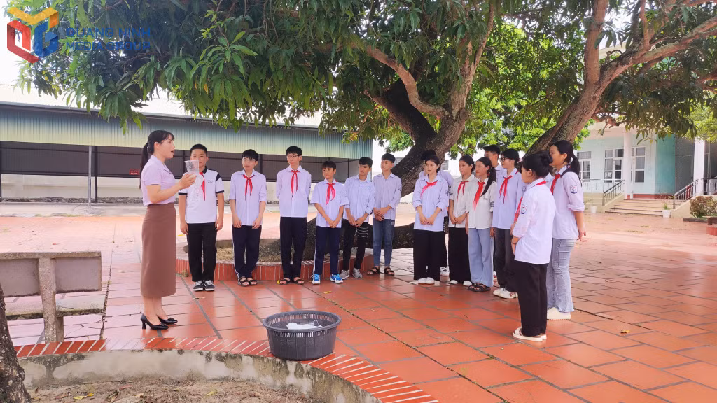 Cô và trò tại đặc khu Cô Tô, tỉnh Quảng Ninh trong một giờ học ngoại khóa về rác thải nhựa.