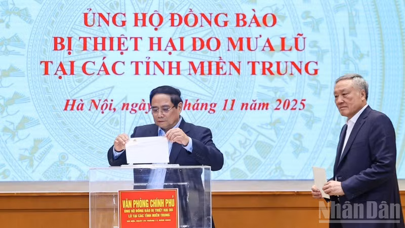Thủ tướng Phạm Minh Chính quyên góp ủng hộ đồng bào bị thiệt hại bởi thiên tai, mưa lũ ở miền trung. (Ảnh: TRẦN HẢI)