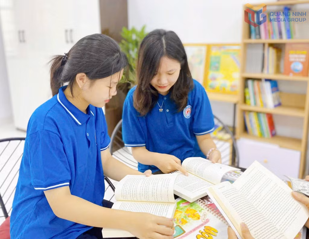 Các em học sinh Trường TH-THCS &THPT Nguyễn Bỉnh Khiêm (phường Việt Hưng) chăm chú đọc sách trong thư viện nhà trường.
