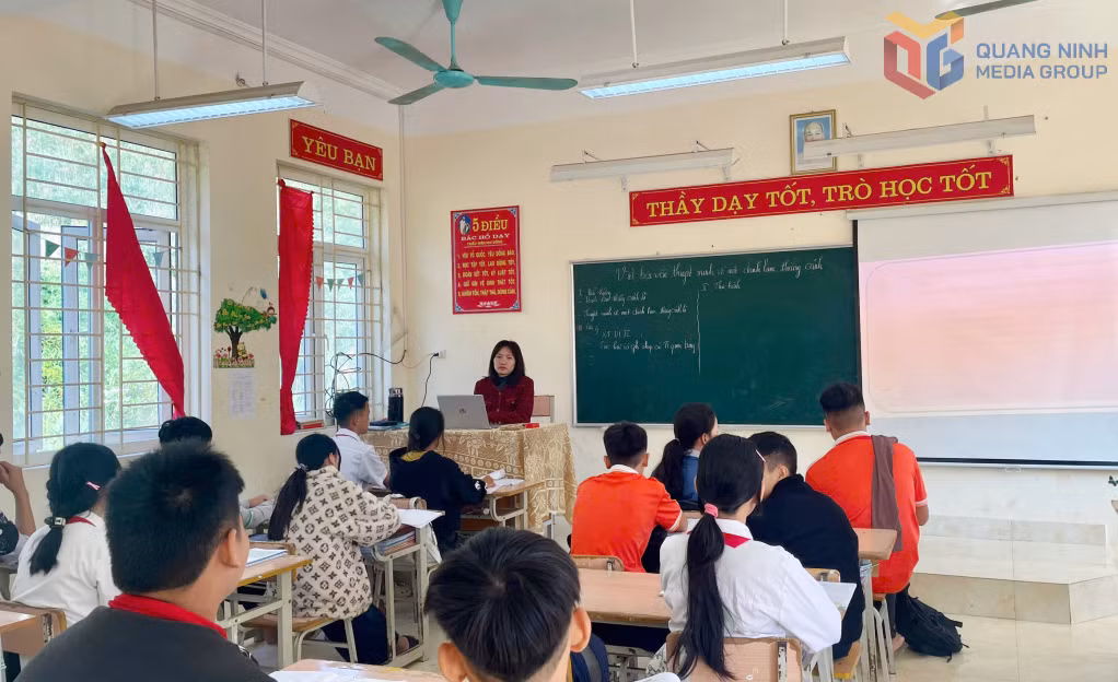 Tiết học của học sinh lớp 9A, Trường TH&amp;THCS Kỳ Thượng (xã Kỳ Thượng). Ảnh: Lan Anh