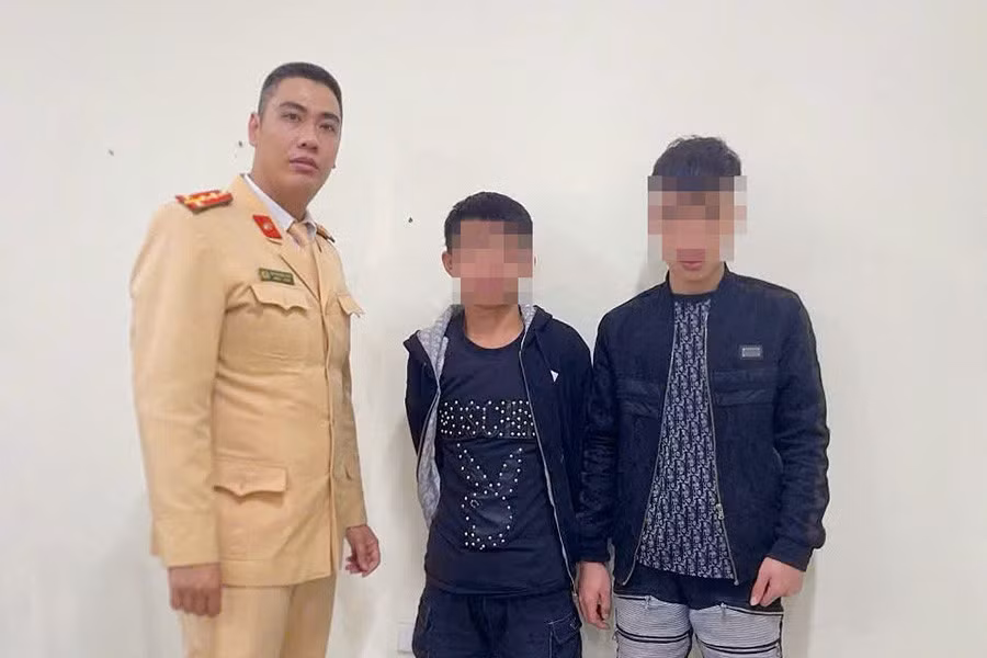 Hai đối tượng tàng trữ ma túy bị bắt giữ. Ảnh: Công an Hà Nội