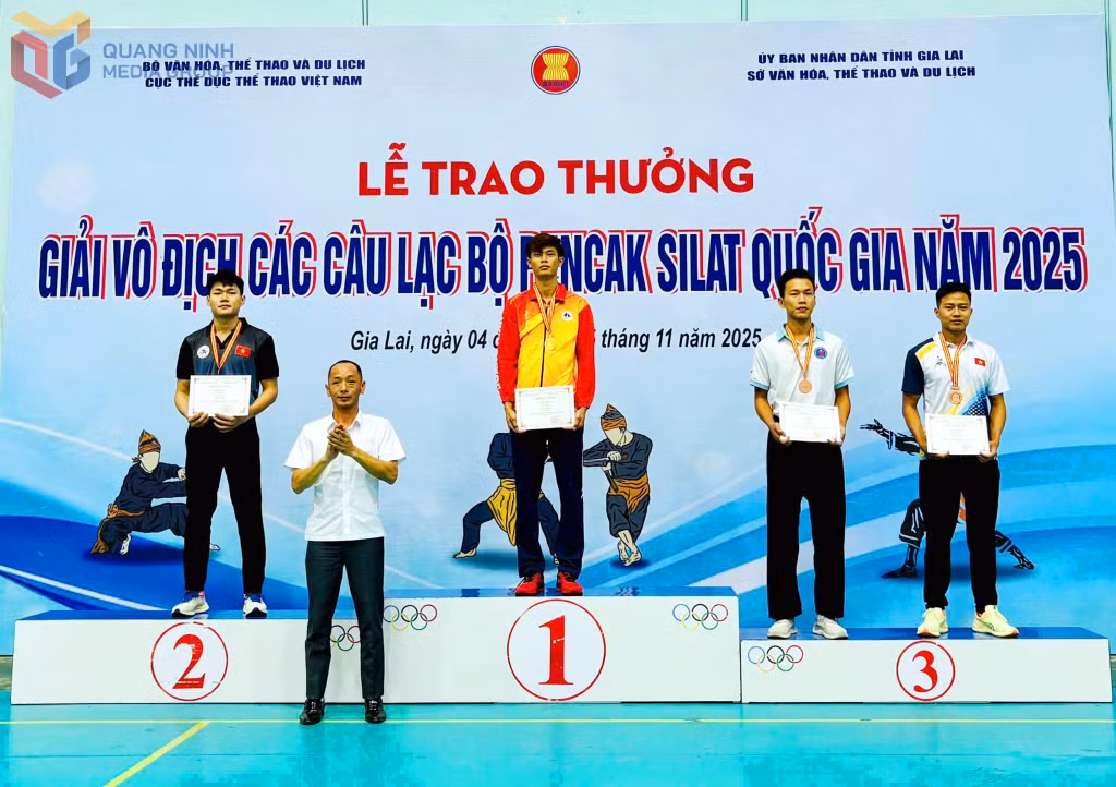VĐV Quảng Ninh Nguyễn Xuân Trúc (bục 1) giành HCV hạng cân 70kg nam.