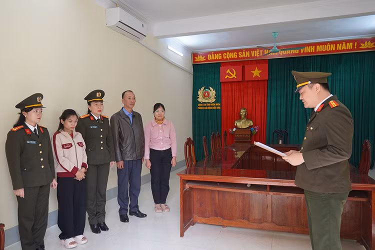 Cơ quan An ninh điều tra đọc lệnh bắt bị can để tạm giam đối với Lò Thị Hoài. Ảnh: Công an Điện Biên
