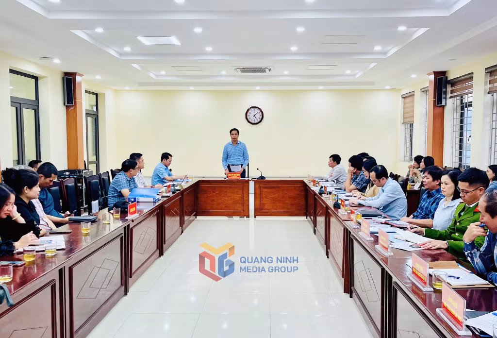 Đồng chí Vũ Văn Diện, Phó Chủ tịch Thường trực UBND tỉnh chỉ đạo tại cuộc họp.