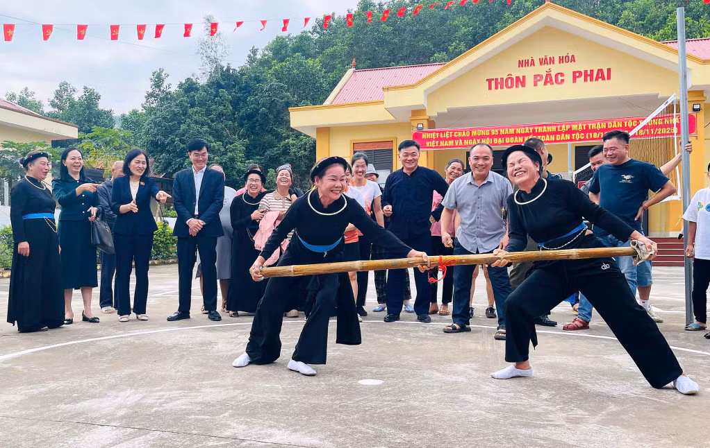 Đẩy gậy cũng là một môn thể thao dân gian được nhiều địa phương tổ chức trong ngày hội đoàn kết toàn dân.